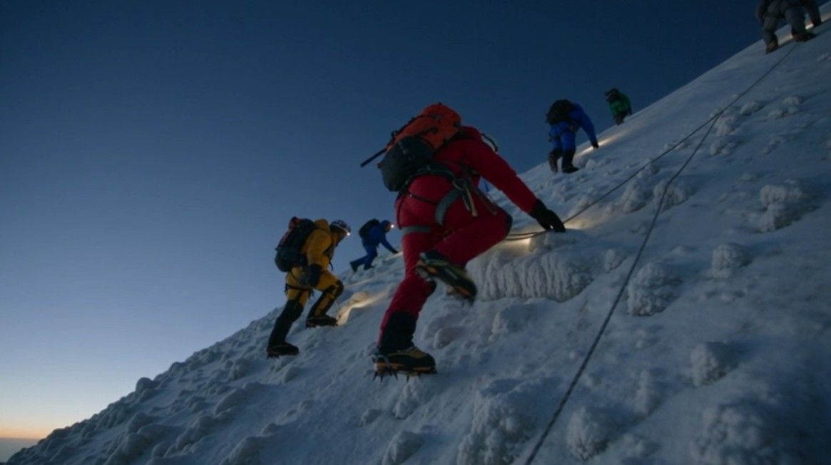 L'ascension commence à l'aube, corde fixe et crampons dans la glace.
