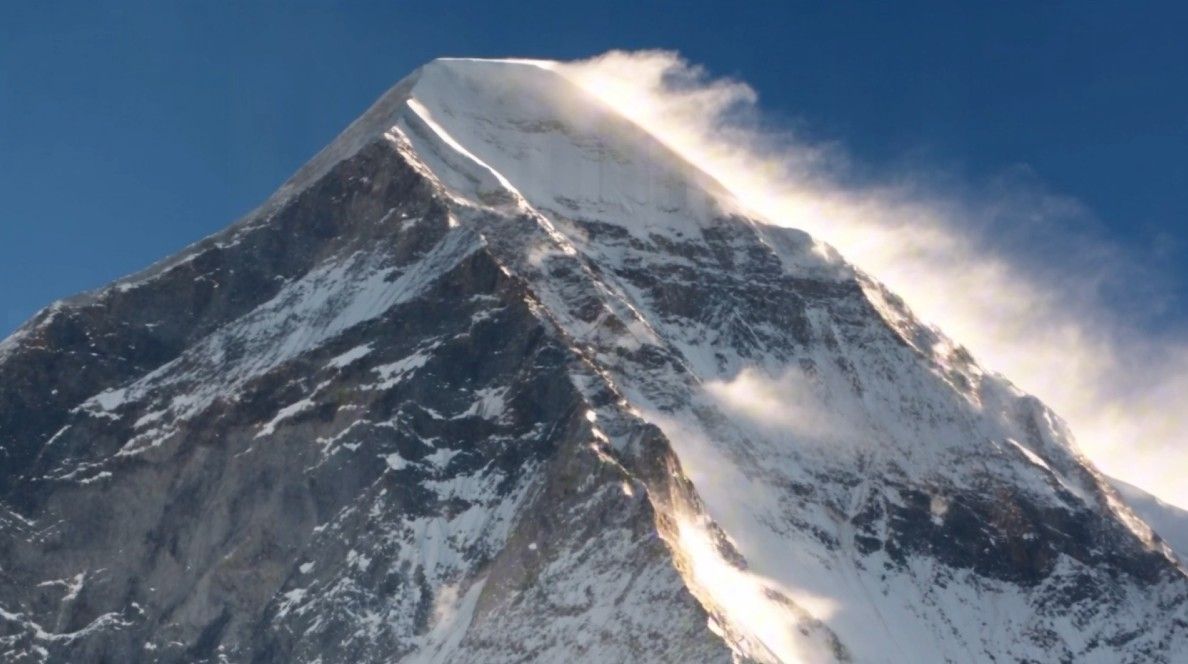Le sommet de l'Everest balayé par le vent, plan généré par IA